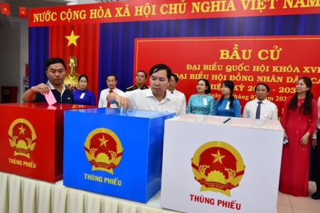 Cả nước có hơn 73.457.000 cử tri tham gia bỏ phiếu tại 72.195 khu vực bầu cử