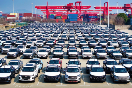 Doanh số ô tô Trung Quốc giảm 15%, xuất khẩu tăng vọt hơn 50%