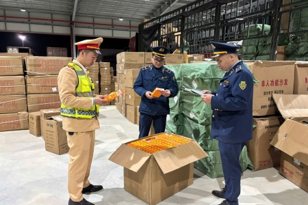 Lạng Sơn: Tạm giữ xe đầu kéo chở hàng hóa gia dụng có dấu hiệu vi phạm