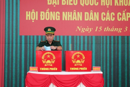 Cán bộ, chiến sĩ Bộ đội Biên phòng tỉnh An Giang bỏ phiếu bầu cử