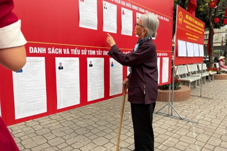 Hà Nội: Cử tri hào hứng “check-in” Ngày bầu cử, người cao tuổi vẫn trực tiếp đi bỏ phiếu