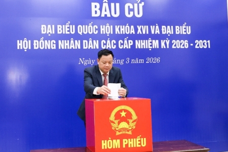 Nghệ An: Bí thư Tỉnh ủy Nguyễn Khắc Thận thực hiện quyền công dân tại khu vực bỏ phiếu phường Trường Vinh