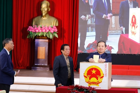 Chủ tịch UBND tỉnh Bắc Ninh Phạm Hoàng Sơn dự khai mạc bầu cử tại phường Kinh Bắc