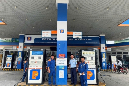 Quảng Ngãi dán số điện thoại “đường dây nóng” tại các cửa hàng xăng dầu