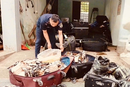 Liên tiếp phát hiện hơn 1,8 tấn chân gà, xúc xích, thịt xiên nhập lậu