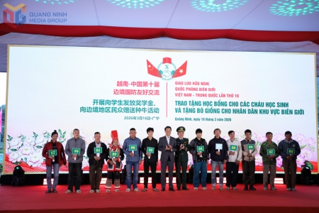 Bộ Tư lệnh BĐBP trao học bổng cho học sinh và bò giống cho cư dân biên giới