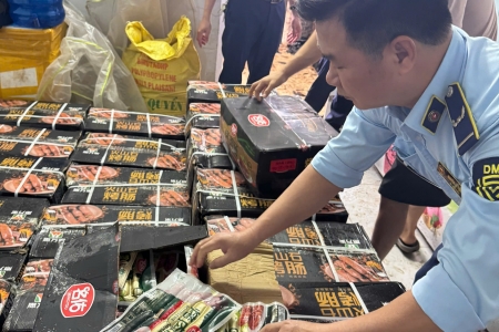 Quản lý thị trường Hà Nội tạm giữ gần 1 tấn thực phẩm nhập lậu