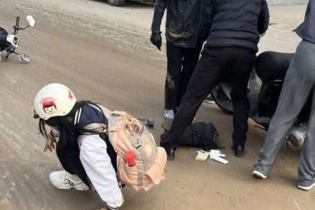 Hà Nội: Bùn đất phủ kín đường Tô Hiệu – Quang Trung, tiềm ẩn nguy cơ tai nạn giao thông nghiêm trọng