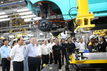 Phó Thủ tướng Thường trực Nguyễn Hòa Bình thăm Nhà máy sản xuất ô tô điện VinFast