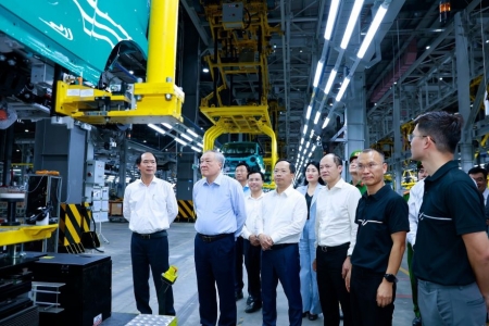 Phó Thủ tướng Thường trực Nguyễn Hòa Bình thăm Nhà máy sản xuất pin, ô tô điện tại KKT Vũng Áng