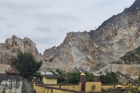 Quảng Trị: Tạm dừng khai thác mỏ đá do nổ mìn làm thủng mái nhà dân