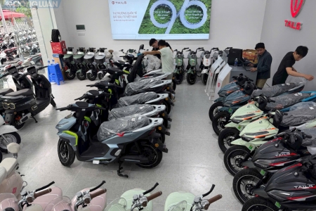 Giá xăng leo thang, thị trường xe điện “nóng rực”