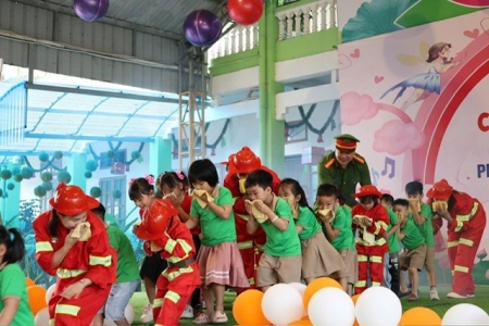 Hải Phòng: Công an xã Hợp Tiến phối hợp tổ chức chương trình “Bé với kỹ năng phòng cháy, chữa cháy”