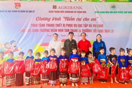 Đoàn Thanh niên Agribank Thanh Hóa tặng quà cho học sinh vùng cao