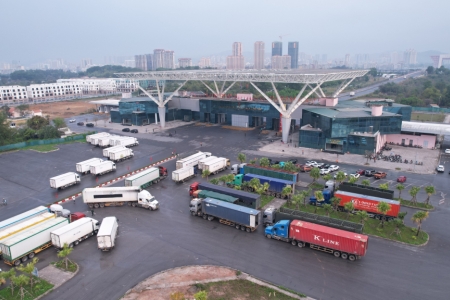 Thêm 3.600 tấn hàng hóa xuất nhập khẩu qua cầu Bắc Luân II trong 2 ngày cuối tuần