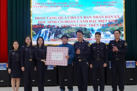 Công chức ngành Hải quan hỗ trợ học sinh có hoàn cảnh khó khăn tại Cao Bằng
