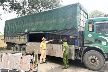 Tuyên Quang: Thu giữ hơn 5,2 tấn lạp xưởng đông lạnh không rõ nguồn gốc