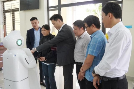 Quảng Trị thử nghiệm Robot lễ tân AI tại Trung tâm hành chính công