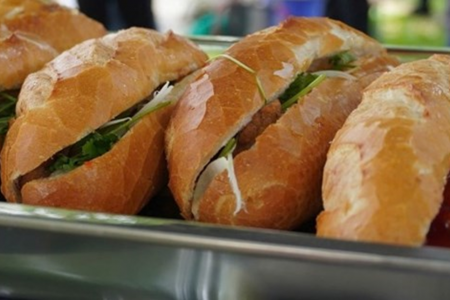 Đắk Lắk: Hơn 80 người nhập viện nghi ngộ độc sau khi ăn bánh mì