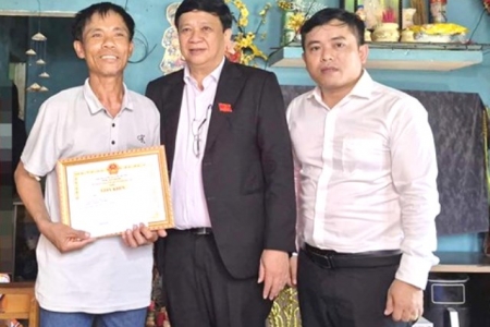 Đà Nẵng: Biểu dương người đàn ông dũng cảm cứu 2 em nhỏ bị đuối nước