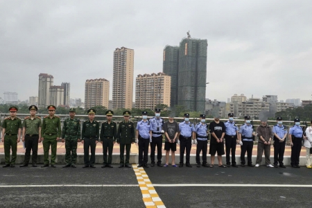 Công an đặc khu Vân Đồn phối hợp trao trả 4 công dân Trung Quốc vi phạm quy định về xuất nhập cảnh