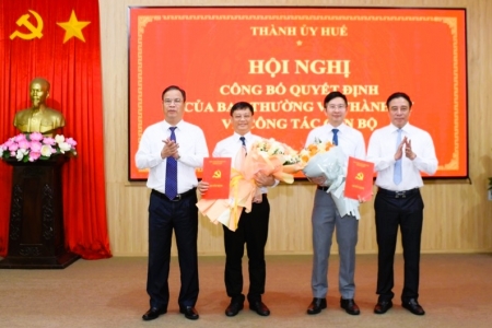 Huế: Công bố và trao quyết định về bố trí, điều chuyển cán bộ