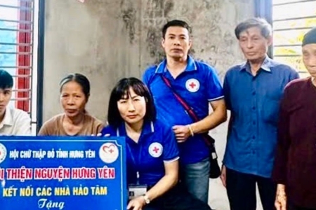 Hưng Yên trao tiền hỗ trợ gia đình có hoàn cảnh đặc biệt khó khăn