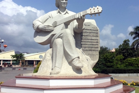 Trịnh Công Sơn - Biển nhớ tên anh gọi về….