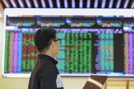 Giao dịch chứng khoán sáng 1/4: Sắc xanh mở rộng, thị trường tăng vọt