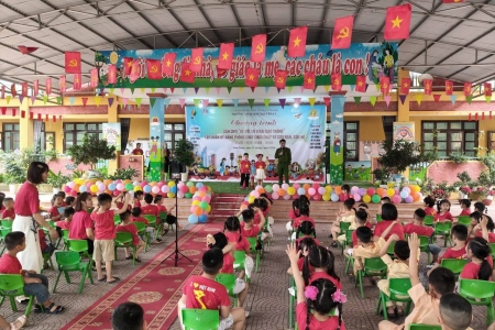 Ninh Bình: Công an xã Nam Xang tổ chức sân chơi “Bé với an toàn giao thông” và hướng dẫn PCCC tại Trường mầm non Nguyên Lý