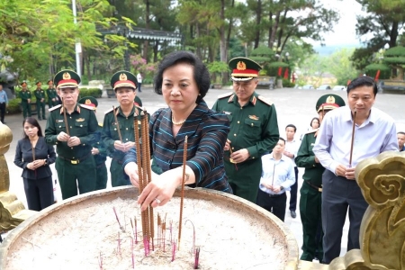 Phó Thủ tướng Phạm Thị Thanh Trà tri ân các anh hùng liệt sĩ tại Quảng Trị
