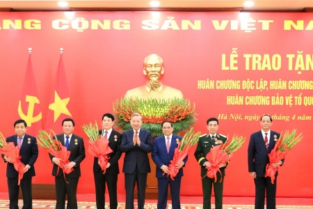 Trao huân chương cao quý tặng các đồng chí lãnh đạo Đảng, Nhà nước, cán bộ cấp cao