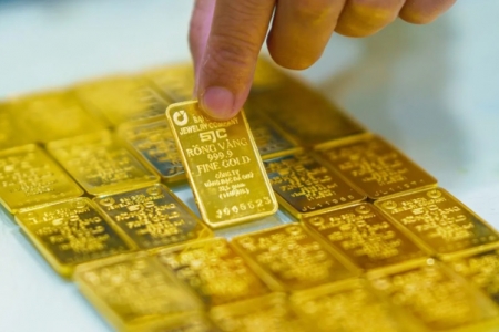 Giá vàng tăng hơn 70% sau 1 năm, còn nên tích sản?