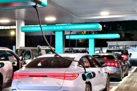 BYD tăng tốc đầu tư 5.000 trạm sạc siêu nhanh, tái định hình cạnh tranh ngành xe điện