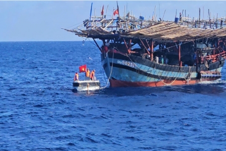 Tàu KN475 cứu kéo kịp thời tàu cá cùng 36 ngư dân gặp nạn trên biển đặc khu Trường Sa