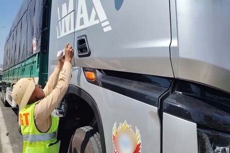 Xử phạt 104 triệu đồng xe đầu kéo vi phạm “3 không” trên cao tốc qua Lâm Đồng