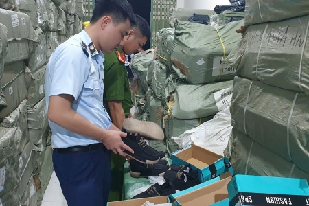 Hưng Yên: Tạm giữ hơn 10.000 đôi giày nam không có hóa đơn, chứng từ