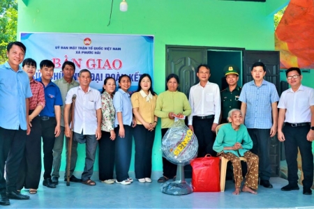 Bàn giao nhà Đại đoàn kết cho hộ gia đình khó khăn