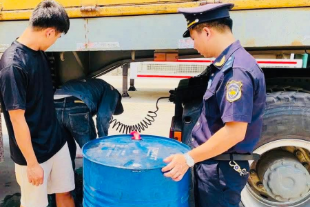Quảng Trị: Bắt quả tang xe đầu kéo "độ" khung gầm, buôn lậu gần 1.300 lít dầu diesel