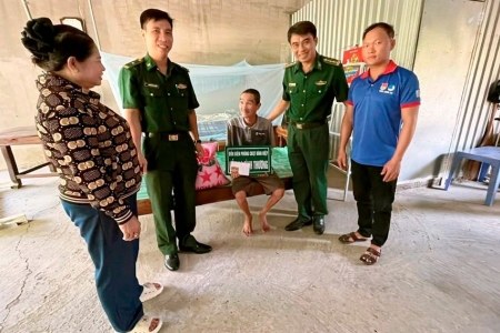 Đồn Biên phòng Cửa khẩu Quốc tế Bình Hiệp phát huy hiệu quả mô hình “Hũ gạo tình thương”