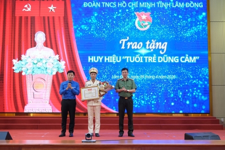 Trao Huy hiệu “Tuổi trẻ dũng cảm” cho cán bộ Công an Lâm Đồng