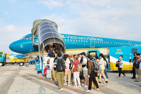 Du lịch cao điểm: Người Việt chuyển sang đặt sớm vé máy bay, khách sạn để tránh giá tăng