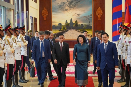 Lễ đón trọng thể Thường trực Ban Bí thư Trần Cẩm Tú thăm chính thức Vương quốc Campuchia