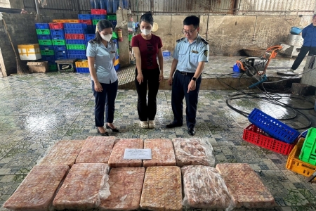 Thái Nguyên: Bắt giữ và tiêu hủy 400kg thịt gà đông lạnh không rõ nguồn gốc
