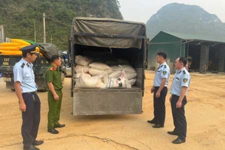 Cao Bằng: Tạm giữ hơn 4 tấn phân bón nhập lậu