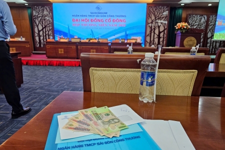 Các ngân hàng tặng gì cho cổ đông tham dự đại hội?