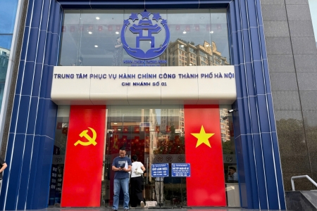 Hà Nội: Người dân làm hồ sơ miễn, giảm tiền sử dụng đất tại Trung tâm hành chính công