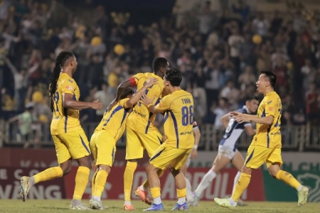 Sông Lam Nghệ An giành trọn 3 điểm, nới rộng khoảng cách trong cuộc đua trụ hạng