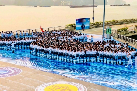 2.000 tà áo dài lập kỷ lục bên bờ Vịnh Hạ Long: Lan tỏa bản sắc Việt ra thế giới