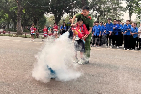 Hà Nội: Trải nghiệm thực tế kỹ năng phòng cháy, chữa cháy và cứu nạn, cứu hộ